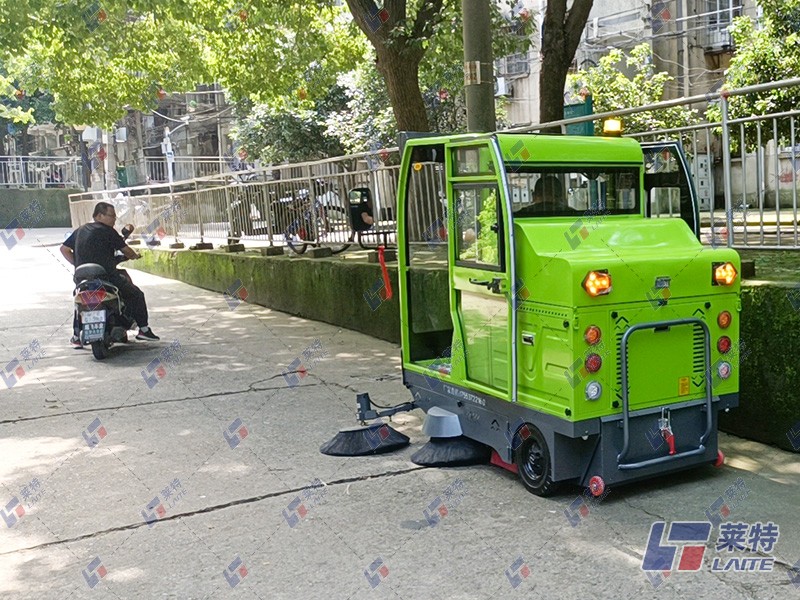 路人回頭率超高的電動掃地車成為物業公司的最愛
